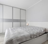 Zariadený 3 izb.byt, 229 m2 záhrada, 2 parkovacie miesta  - Spálňa s manželskou posteľou a vstavanou skriňou v 3-izbovom byte, podlaha s dreveným dekorom.