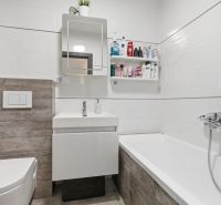 Zariadený 3 izb.byt, 229 m2 záhrada, 2 parkovacie miesta  - Kúpeľňa v 3-izbovom byte s vaňou, toaletou, skrinkou pod umývadlom a policou na stene.