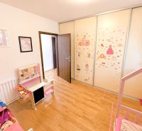 Zariadený 3 izbový byt, 2 park. miesta, 228 m2 záhrada - Detská izba s podlahou s dreveným dekorom a nábytkom v 3-izbovom byte.