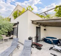 Zariadený 3 izbový byt, 2 park. miesta, 228 m2 záhrada - Terasa s vírivkou, fitness zariadením a rastlinami, 3-izbový byt na Sama Tomášika, Stupava.
