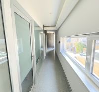 Rodinný dom A1 v Rači  - Chodba v kanceláriách na ulici Pri vinohradoch so sklenenými dverami a oknami.