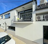 Rodinný dom A1 v Rači  - Budova pri ulici Pri vinohradoch, s balkónom a klimatizáciou nad autami. Kancelárie dostupné.