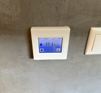 Rodinný dom A1 v Rači  - Na stene s digitálnym termostatom na ulici Pri vinohradoch a kancelárie.