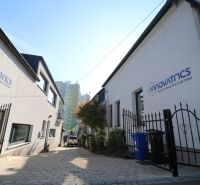 Rodinný dom A1 v Rači  - Budovy na ulici s nápisom Inovatrics, Pri vinohradoch, blízko kancelárií.