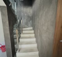 Rodinný dom A1 v Rači  - Schody v úzkej chodbe, so sivými stenami, vedúce k kanceláriám na ulici Pri vinohradoch.
