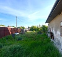 Na predaj investičný pozemok s domom - Exteriér rodinného domu v meste Reca, neudržiavaná záhrada pri budove.