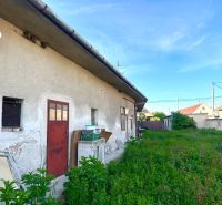 Na predaj investičný pozemok s domom - Exteriér rodinného domu v obci Reca s neudržiavanou záhradou.