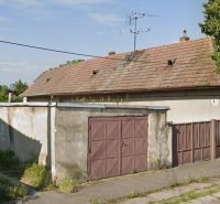 Na predaj investičný pozemok s domom - Rodinný dom v obci Reca s tradičnou strechou a garážou.