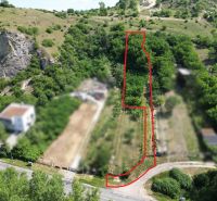 Na predaj stavebný pozemok, Devínska Nová Ves - Pozemok na bývanie v Devínskej Novej Vsi, Bratislava, ohraničený červenou líniou, obklopený zeleňou.