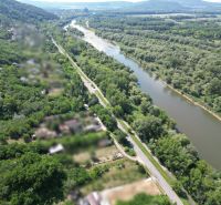 Na predaj stavebný pozemok, Devínska Nová Ves - Letecký pohľad na zeleň a rieku v lokalite Bratislava - Devínska Nová Ves.