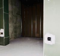 Na PREDAJ | nebytový priestor | Prístavná ulica - Nedokončené obchodné priestory s pohľadom na surové steny a elektroinštaláciu.