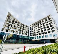 Na PREDAJ | nebytový priestor | Prístavná ulica - Moderný bytový komplex na Prístavnej ulici, Bratislava - Ružinov, obklopený zeleňou.