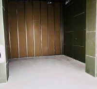 Na PREDAJ | nebytový priestor | Prístavná ulica - Nedokončené steny v obchodných priestoroch s holou podlahou.