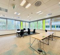 Kancelárie Prenájom | Samostatný Celok 146m2 | Apollo BC II - Priestranné kancelárie s veľkými oknami a praktickým usporiadaním stolov.