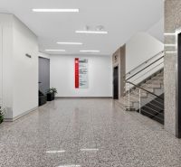 Kancelárie od 20m2 na PRENÁJOM | TOP biznis lokalita - Chodba v kanceláriách so schodiskom, výťahom, kvetmi a infopanelom.
