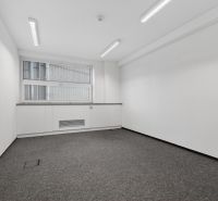 Kancelárie od 20m2 na PRENÁJOM | TOP biznis lokalita - Prázdna kancelária s kobercovou podlahou, výhľadom a bielymi stenami.