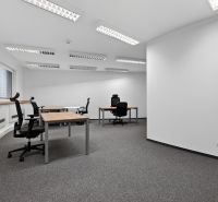 Kancelárie od 20m2 na PRENÁJOM | TOP biznis lokalita - Otváracie kancelárie s kancelárskymi stoličkami a stolmi, jednoduchý dizajn a koberec.