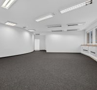 Kancelárie od 20m2 na PRENÁJOM | TOP biznis lokalita - Priestranné kancelárie s kobercovou podlahou, bielymi stenami a stropným osvetlením.