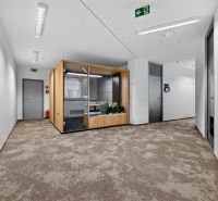Kancelárie od 20m2 na PRENÁJOM | TOP biznis lokalita - Kancelárie ponúkajú sklenenú kabínu s podlahou s dreveným dekorom a tlmeným osvetlením.