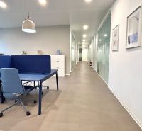 Malé a Stredne Veľké Kancelárie | PRENÁJOM | Galvaniho ul. - Interiér kancelárií so stoličkami, stolmi a lampami, neutrálny dizajn, vybavené priestory.
