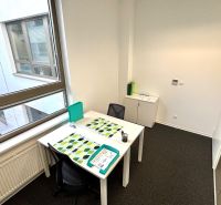 Malé a Stredne Veľké Kancelárie | PRENÁJOM | Galvaniho ul. - Kancelárie s výhľadom, bielym nábytkom a farebnými doplnkami, ponúkajú pohodlné pracovné prostredie.