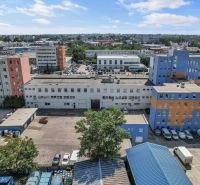 Kancelárie na PRENÁJOM | Vajnorská | TOP lokalita - Pohľad na budovu kancelárií na Vajnorskej ulici v Bratislave s parkoviskom.