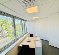 Zariadené Kancelárie Prenájom | ReadyToWork | Apollo BC II - Presvetlené kancelárie s veľkými oknami a podlahou s dreveným dekorom.