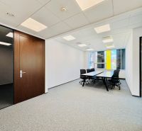 Zariadené Kancelárie Prenájom | ReadyToWork | Apollo BC II - Kancelárie so stropnými panelmi, veľkým oknom a stolmi, vhodné na prácu a stretnutia.