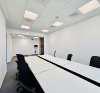 Zariadené Kancelárie Prenájom | ReadyToWork | Apollo BC II - Kancelárske priestory s bielymi stolmi a čiernymi stoličkami s podlahou s dreveným dekorom.