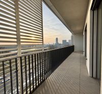 Na PREDAJ | 4izb. veľkometrážny ateliér | Prístavná ulica - Balkón s výhľadom na mesto v 4-izbovom byte na Prístavnej ulici, Bratislava - Ružinov.