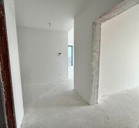 Na PREDAJ | 4izb. veľkometrážny ateliér | Prístavná ulica - Interiér 4-izbového bytu s nedokončenými stenami a podlahou. Prázdny priestor so svetlými stenami.