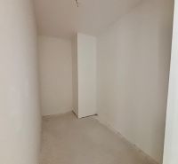 Na PREDAJ | 4izb. veľkometrážny ateliér | Prístavná ulica - Prázdna miestnosť so sivým podkladom v 4-izbovom byte, biele steny.