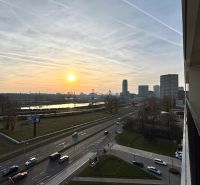 Na PREDAJ | 4izb. veľkometrážny ateliér | Prístavná ulica - Výhľad na západ slnka z balkóna 4-izbového bytu v Bratislave na Prístavnej ulici.