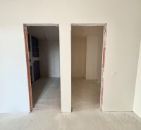 Na PREDAJ | 4izb. veľkometrážny ateliér | Prístavná ulica - Neúplne dokončená miestnosť so sadrokartónovými stenami v 4-izbovom byte.