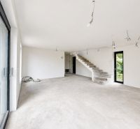 PREDAJ 5i rekreačný RD | Pekná cesta | Lesopark Rača  - Obývacia izba v rodinnom dome s betónovou podlahou a schodiskom.