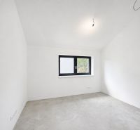 PREDAJ 5i rekreačný RD | Pekná cesta | Lesopark Rača  - Miestnosť v rodinnom dome s bielymi stenami a oknom, bez podlahovej krytiny.