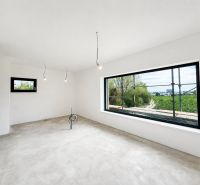 PREDAJ 5i rekreačný RD | Pekná cesta | Lesopark Rača  - Interiér rodinného domu s veľkými oknami a výhľadom do prírody.