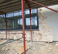 PREDAJ 5i rekreačný RD | Pekná cesta | Lesopark Rača  - Stavba rodinného domu na Peknej ceste v Bratislave - Rači s kamenným obkladom.