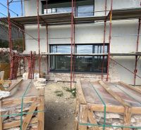 PREDAJ 5i rekreačný RD | Pekná cesta | Lesopark Rača  - Rodinný dom na Peknej ceste v Bratislave-Rači obkladajú tehlovým kameňom, lešenie na mieste.