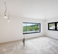 PREDAJ 5i rekreačný RD | Pekná cesta | Lesopark Rača  - Priestranný interiér s veľkými oknami, bielymi stenami a podlahou s dreveným dekorom.