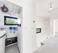 NA PREDAJ 5i rekreačný RD | Pekná cesta | Lesopark Rača  - Interiér rodinného domu s technickým zázemím, svetlý priestor a podlaha s dreveným dekorom.