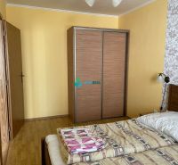 Apartmánový dom na predaj blízko termálneho kúpaliska - Izba v Hoteloch a penziónoch s posteľou, skrinkou a podlahou s dreveným dekorom.
