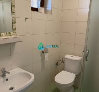 Apartmánový dom na predaj blízko termálneho kúpaliska - Kúpeľňa v Hotely a penzióny s toaletou, umývadlom a sprchovým kútom.