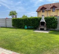 Apartmánový dom na predaj blízko termálneho kúpaliska - Záhrada hotela a penziónu vo Veľkom Mederi s krbom a udržiavaným trávnikom.