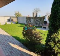 Apartmánový dom na predaj blízko termálneho kúpaliska - Záhrada s trávnikom a krbom vo Veľkom Mederi, Hotely a penzióny, ulica neuvedená.