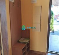 Apartmánový dom na predaj blízko termálneho kúpaliska - Vstupná hala v Hotely a penzióny s botníkom a vešiakmi, podlaha s dreveným dekorom.