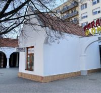 DUNASJKÁ STREDA – OBCHODNÝ/ADMINISTRATÍVNY PRIESTOR PRIAMO V CENTRE ME - Obchodné priestory na Námestí Ármina Vámbéryho v Dunajskej Strede s bielou fasádou a oblúkovou arkádou.
