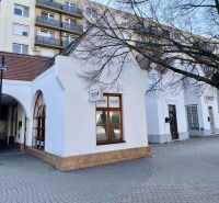 DUNASJKÁ STREDA – OBCHODNÝ/ADMINISTRATÍVNY PRIESTOR PRIAMO V CENTRE ME - Obchodné priestory na Námestí Ármina Vámbéryho v Dunajskej Strede s tehlovou strechou.