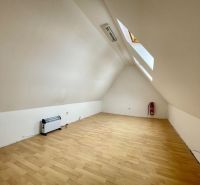 DUNASJKÁ STREDA – OBCHODNÝ/ADMINISTRATÍVNY PRIESTOR PRIAMO V CENTRE ME - Podkrovný priestor s podlahou s dreveným dekorom, konvektorom a strešným oknom.