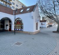 DUNASJKÁ STREDA – OBCHODNÝ/ADMINISTRATÍVNY PRIESTOR PRIAMO V CENTRE ME - Obchodné priestory s oblúkmi na Námestí Ármina Vámbéryho v Dunajskej Strede.